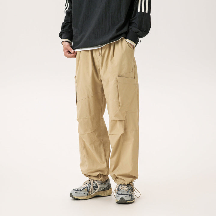 Herren Retro Fallschirmhose mit lockerem Schnitt und bequemen Knöchelbündchen für lässigen Freizeitstil.