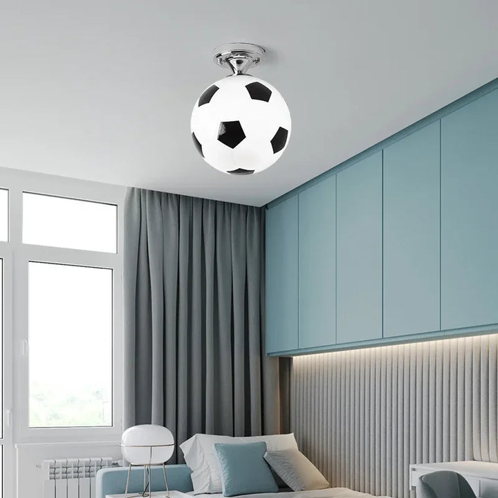 Dimmbare LED Deckenleuchte für Kinderzimmer im Fußball- & Basketball-Design. Ideal als Sport-Kinderzimmerlampe.