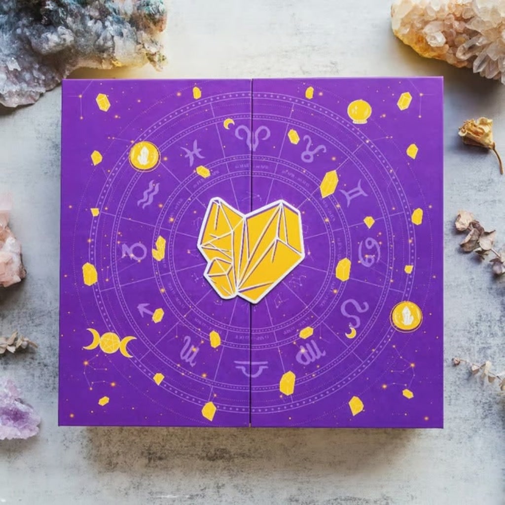 Detailaufnahme des Halloween Kristall-Adventskalenders, zeigt lila Design und ein geöffnetes Fach.