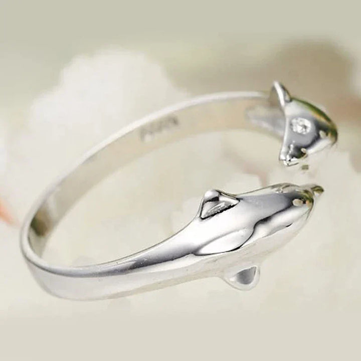 Damen-Silberring: Zwei filigrane Delfine umschlingen den Finger, symbolisieren Schutz und Meeresliebe. Verstellbar.