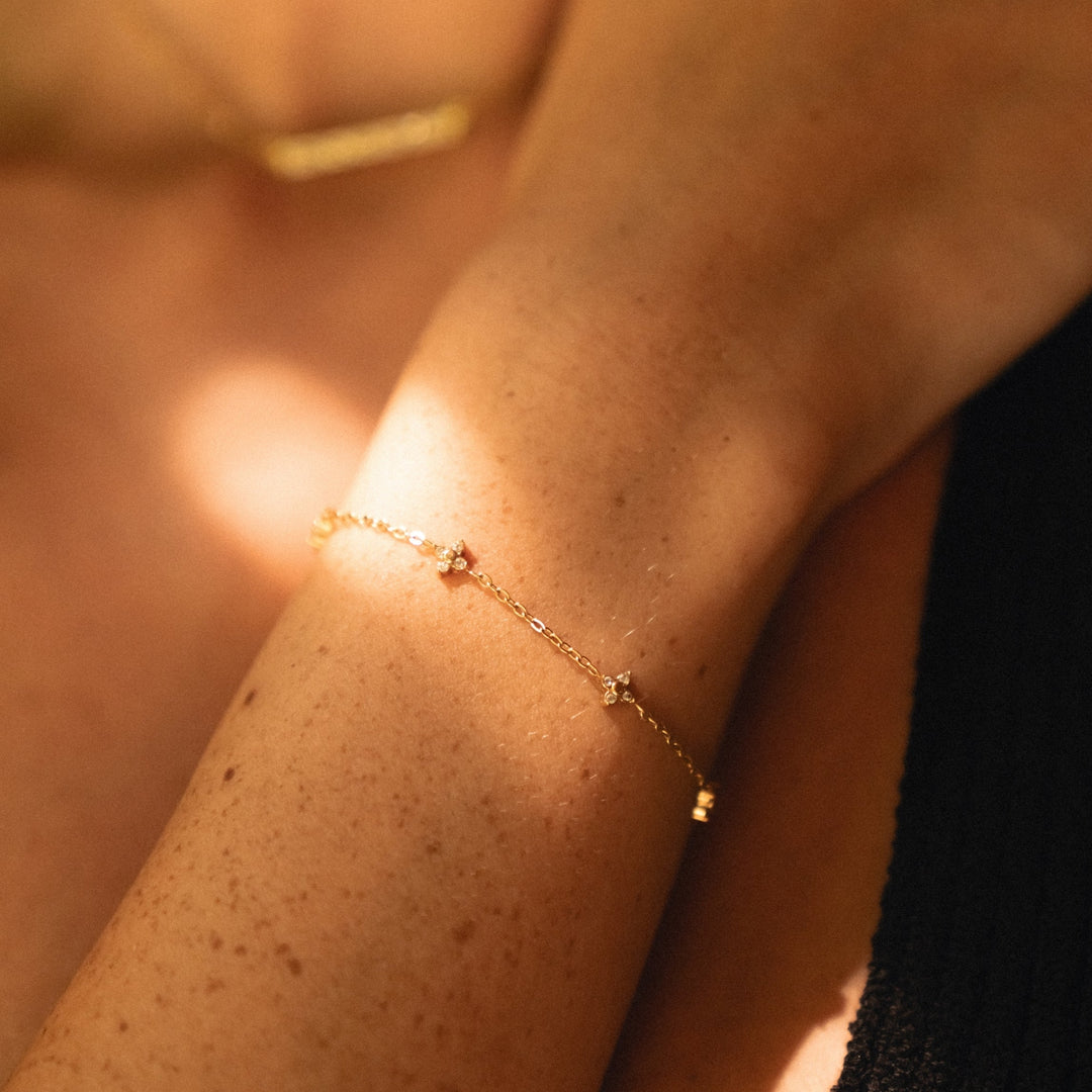 Wasserfestes Damen Armband Kleeblatt gold/silber mit Zirkon, aus elegantem Edelstahl. Perfektes Geschenk für Damen.