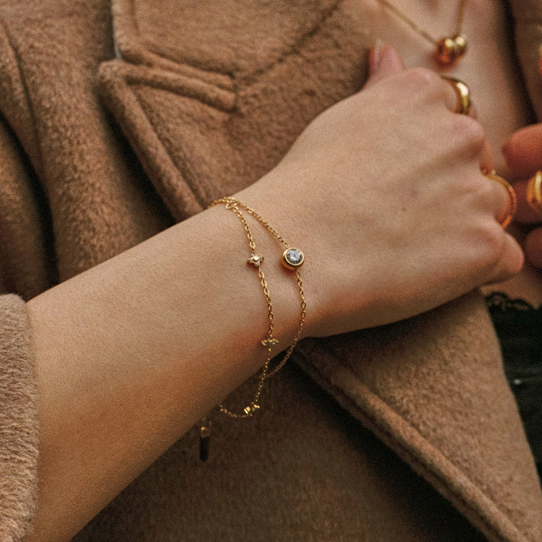 Schmuck: Wasserfestes Damen Gold Armband aus Edelstahl mit klarem Zirkon. Hypoallergen, verstellbar, langlebig.