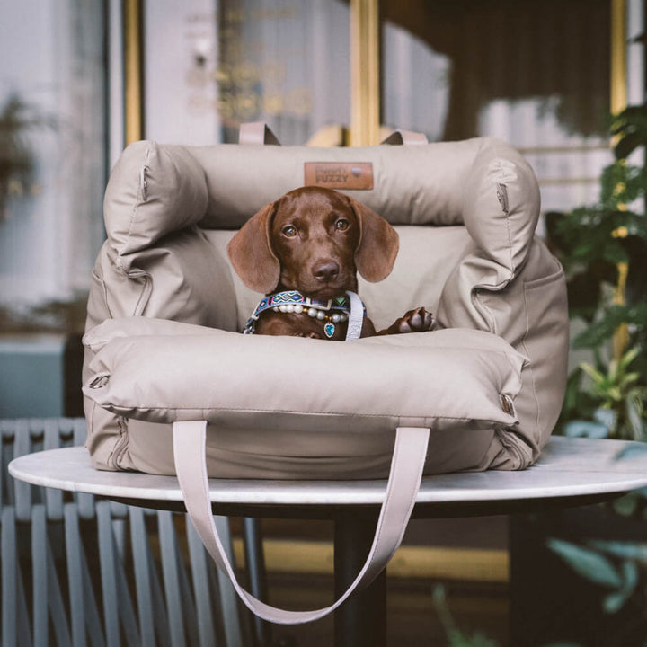 Luxuriöser Hunde-Autositz aus Kunstleder für besten Reisekomfort Ihres Hundes.