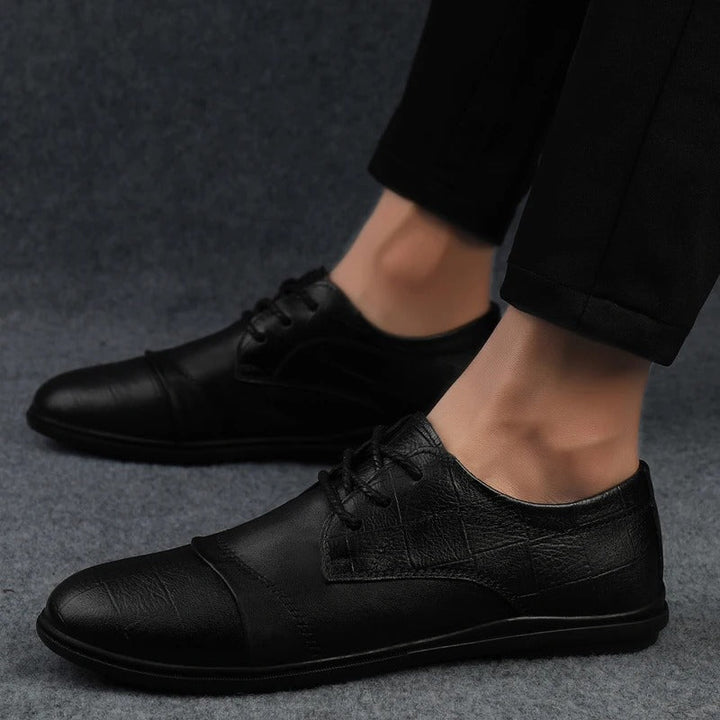 Seitenansicht brauner eleganter Herren Schnürschuhe, klassisches Design für Business und Anlass.
