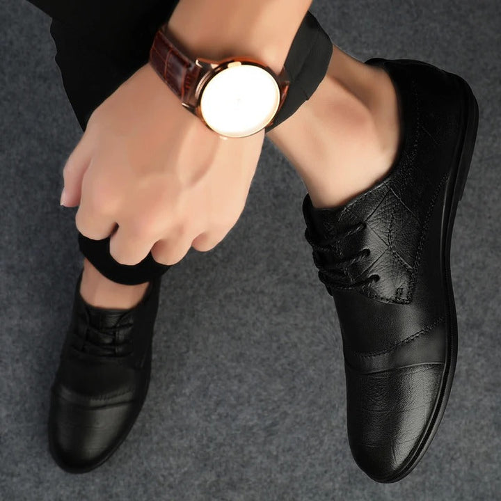 Draufsicht schwarzer bequemer Herren Schnürschuhe, formell und elegant für den Alltag im Büro.