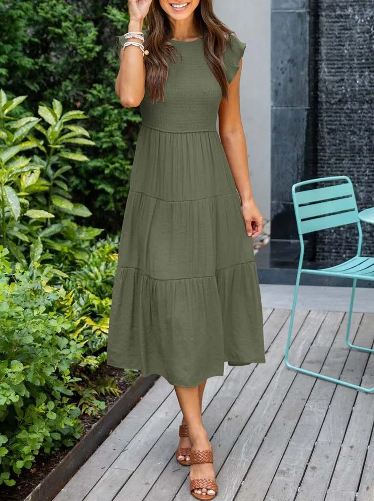 Schwarzes figurbetontes Damenkleid. Elegantes, vielseitiges kurzes Kleid für jeden Anlass. Büro, Freizeit, Abend.
