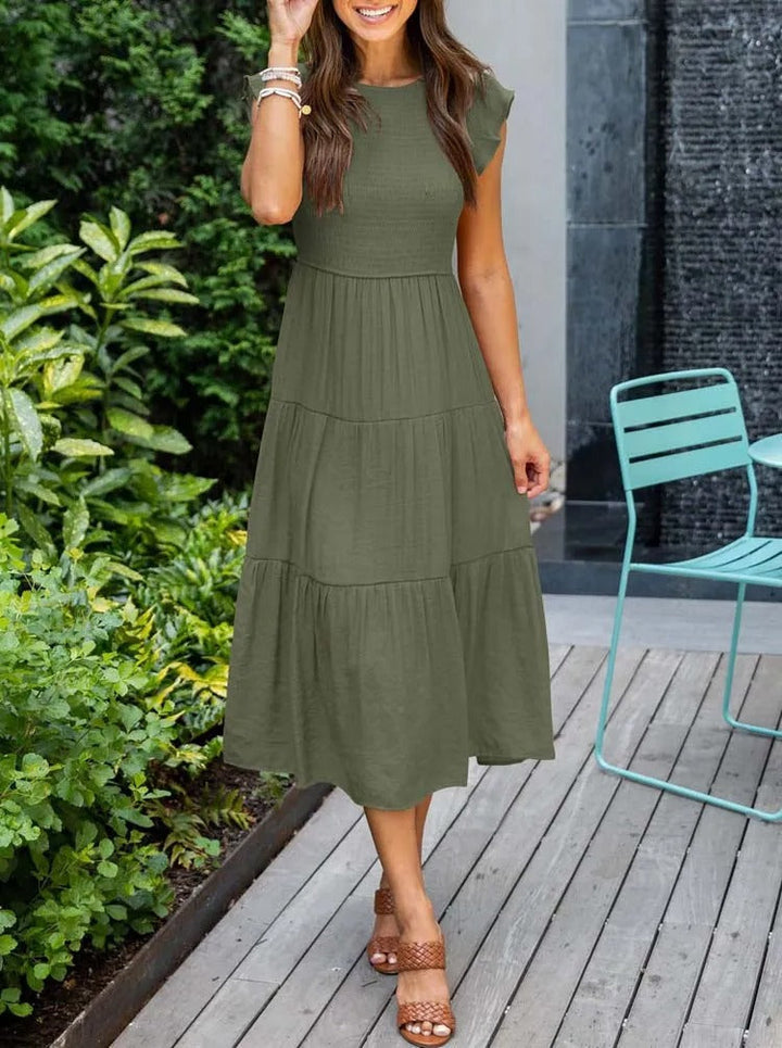 Schwarzes figurbetontes Damenkleid. Elegantes, vielseitiges kurzes Kleid für jeden Anlass. Büro, Freizeit, Abend.