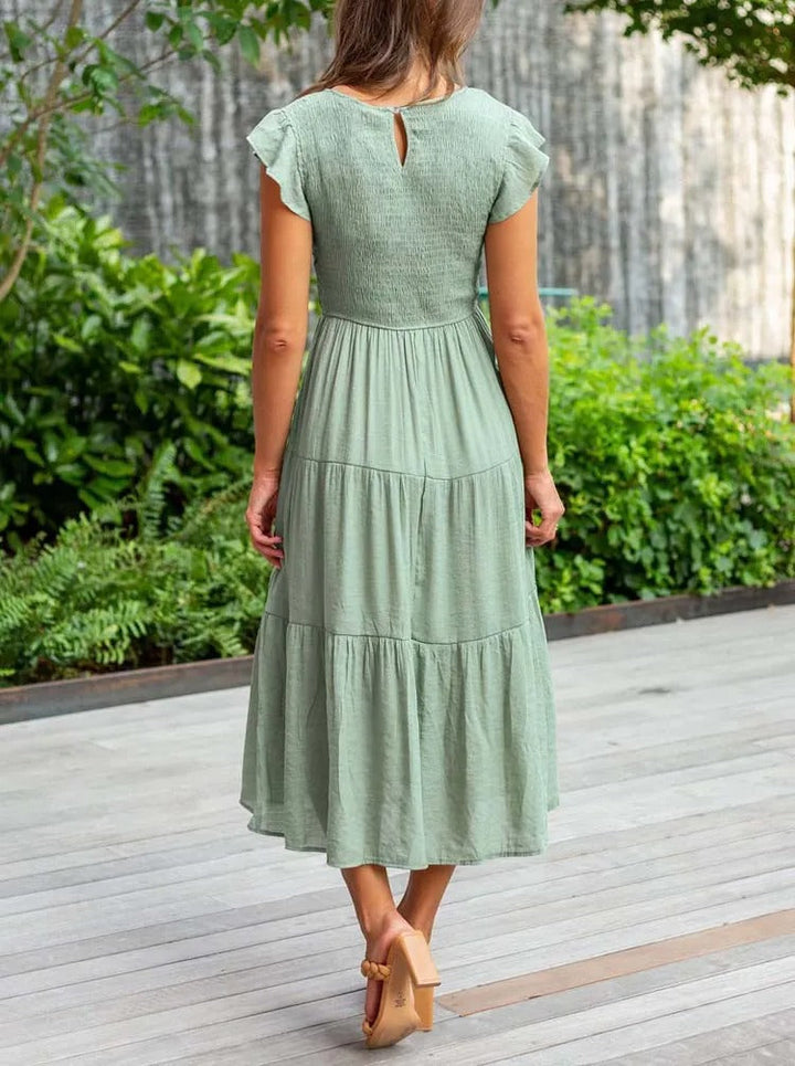 Elegantes Freizeitkleid für Damen, figurbetont. Vielseitiges kurzes Kleid, auch als Bürokleid tragbar. Bequem & stilvoll.