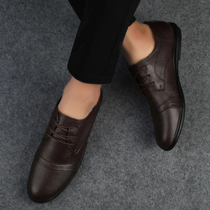 Glänzende schwarze Herren Lederschnürschuhe, elegant und formell, für den stilbewussten Mann.
