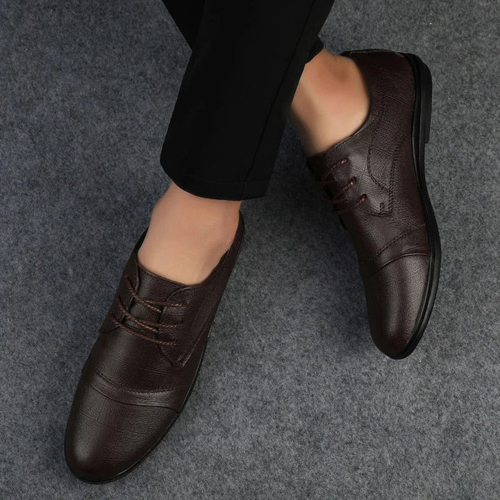 Glänzende schwarze Herren Lederschnürschuhe, elegant und formell, für den stilbewussten Mann.