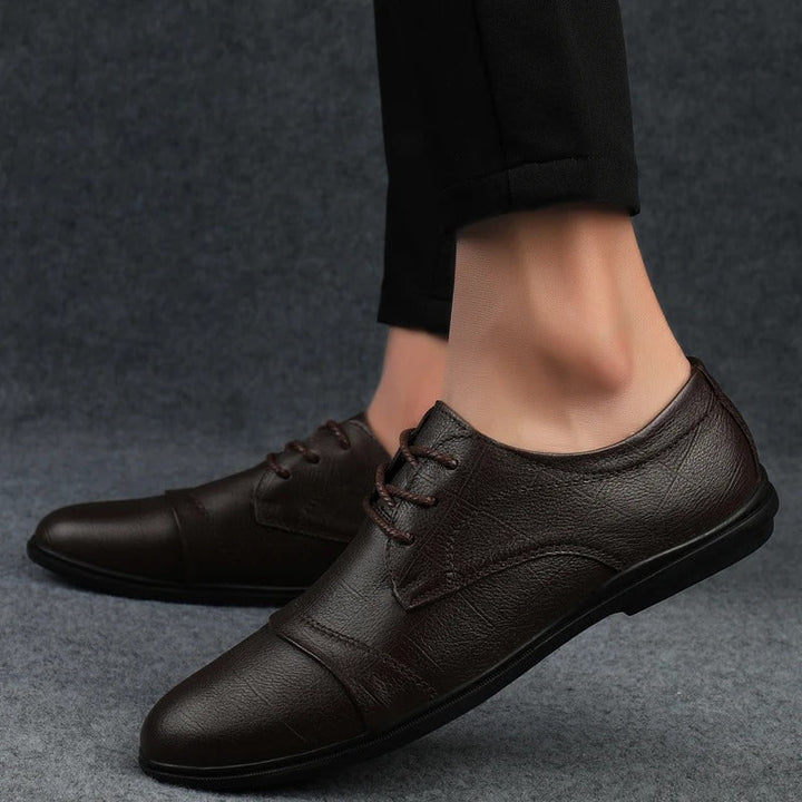 Formelle schwarze Herren Schnürschuhe, elegant und zeitlos, ideal für Anlässe und Büro.