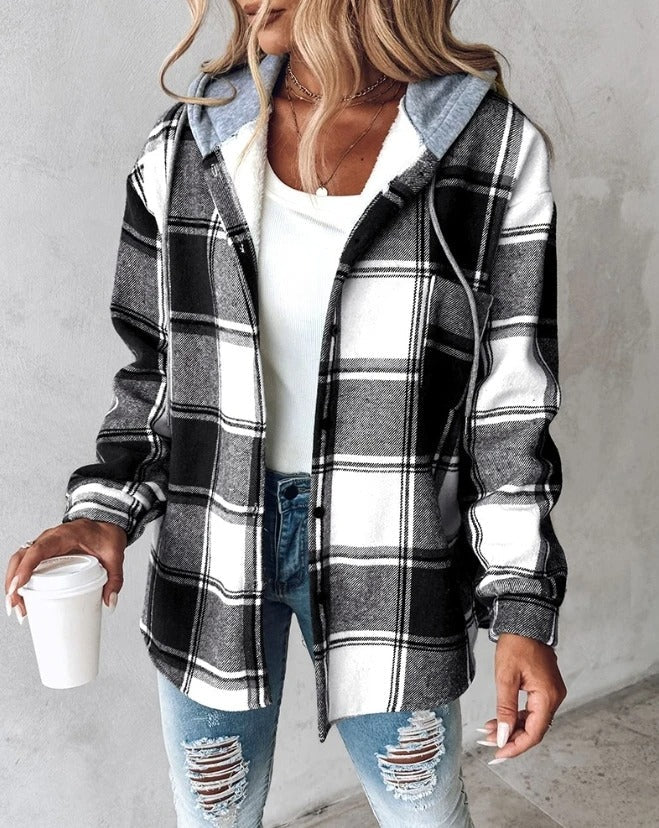 Weicher Damen Kapuzenpullover mit markantem Muster. Ideal für gemütliche und modische Stunden.