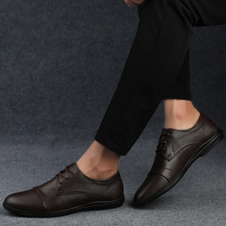 Stilvolle klassische Herren Schnürschuhe in Braun, vielseitig für Business und festliche Gelegenheiten.