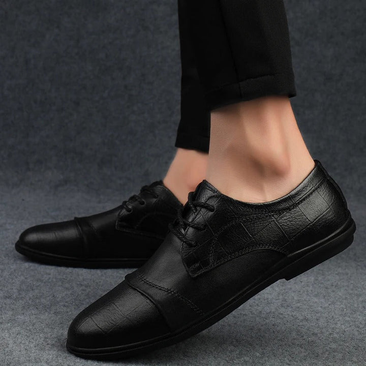 Detailaufnahme der Schnürung eleganter brauner Herrenschuhe, klassisch und hochwertig verarbeitet.