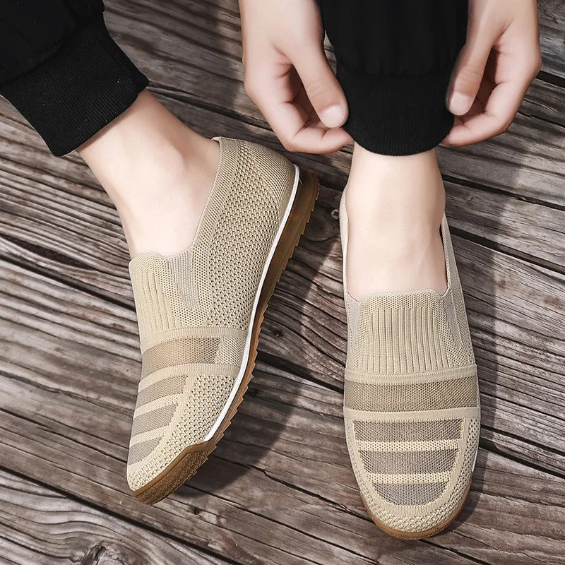 Bequeme Herren Freizeitschuhe, Slip-On Loafers, leicht und atmungsaktiv für entspannte Stunden.