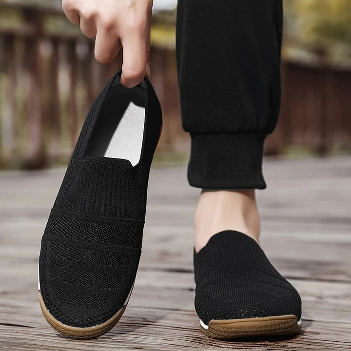 Herren Loafers zum einfachen An- und Ausziehen, mit dämpfendem Fußbett für hohen Komfort.
