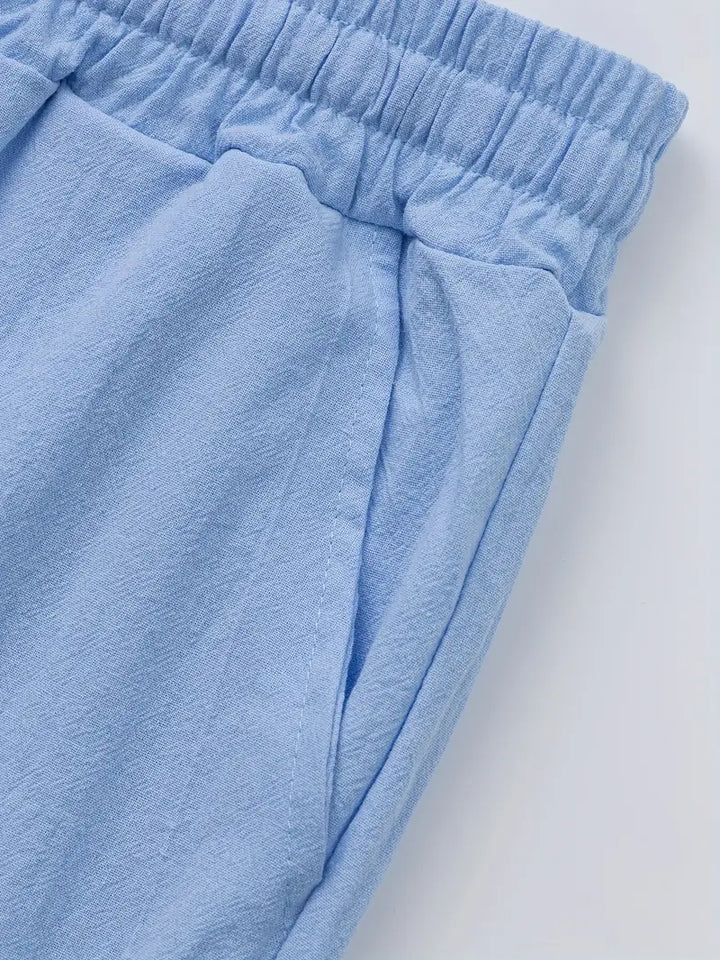 Hellblaue elegante Herrenhose, atmungsaktiv. Lockerer Schnitt, perfekte Sommerhose für Freizeit.