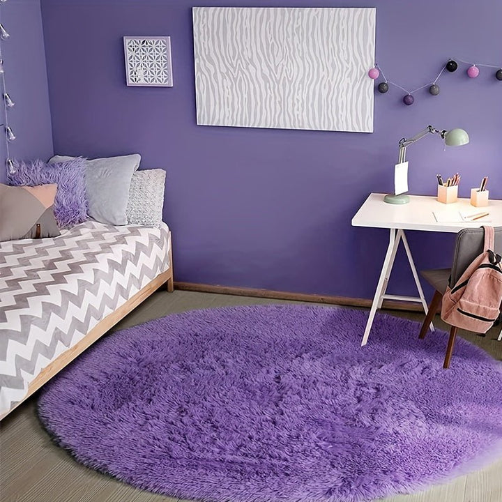 Weicher, runder Teppich für warme Füße im Schlafzimmer. Flauschig, waschbar & elegant.