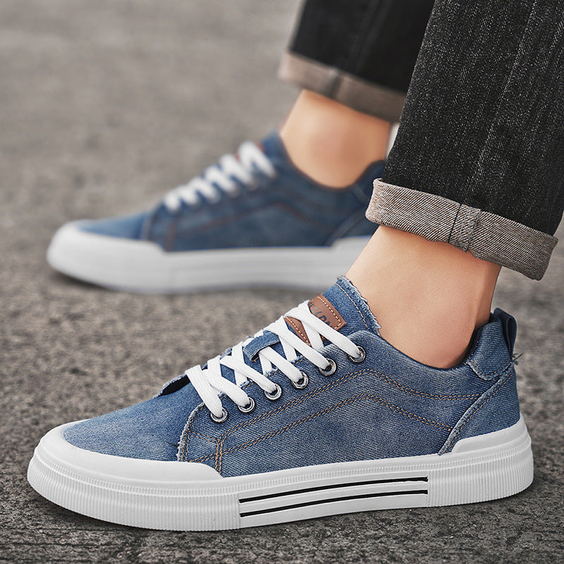 Stylische blaue Herren Low-Top Sneaker, Schnürschuhe mit flachem Absatz und runder Zehe.