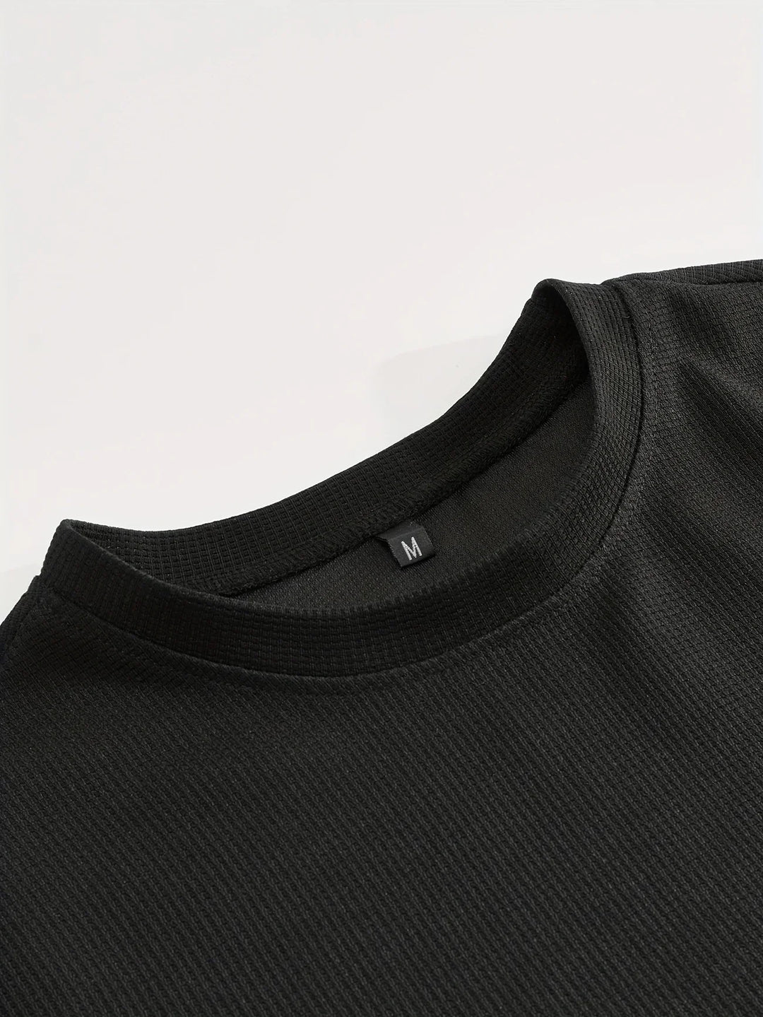 Hochwertiges Herren Sportset T-Shirt und Shorts, atmungsaktiv und bequem für jede Aktivität.