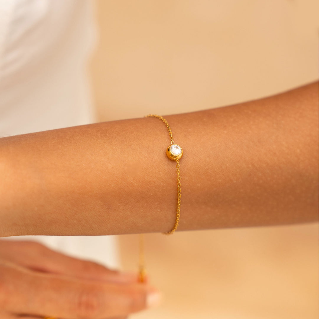 Elegantes Damen Armband aus vergoldetem Edelstahl mit funkelndem Zirkonstein. Wasserfest & hypoallergen.