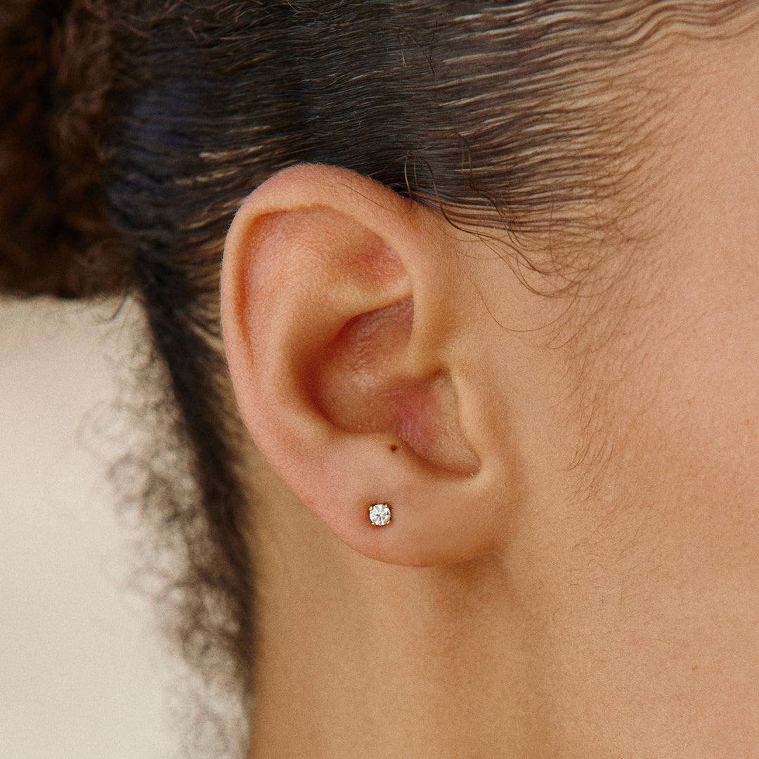 Damen Zirkonia Ohrstecker aus Edelstahl, elegant und glänzend, idealer Schmuck.