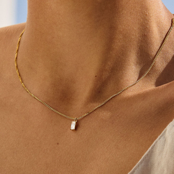 Damen Kristall-Halskette, verstellbar, wasserfest & hypoallergen. Eleganter Damenschmuck mit funkelndem Kristallanhänger.