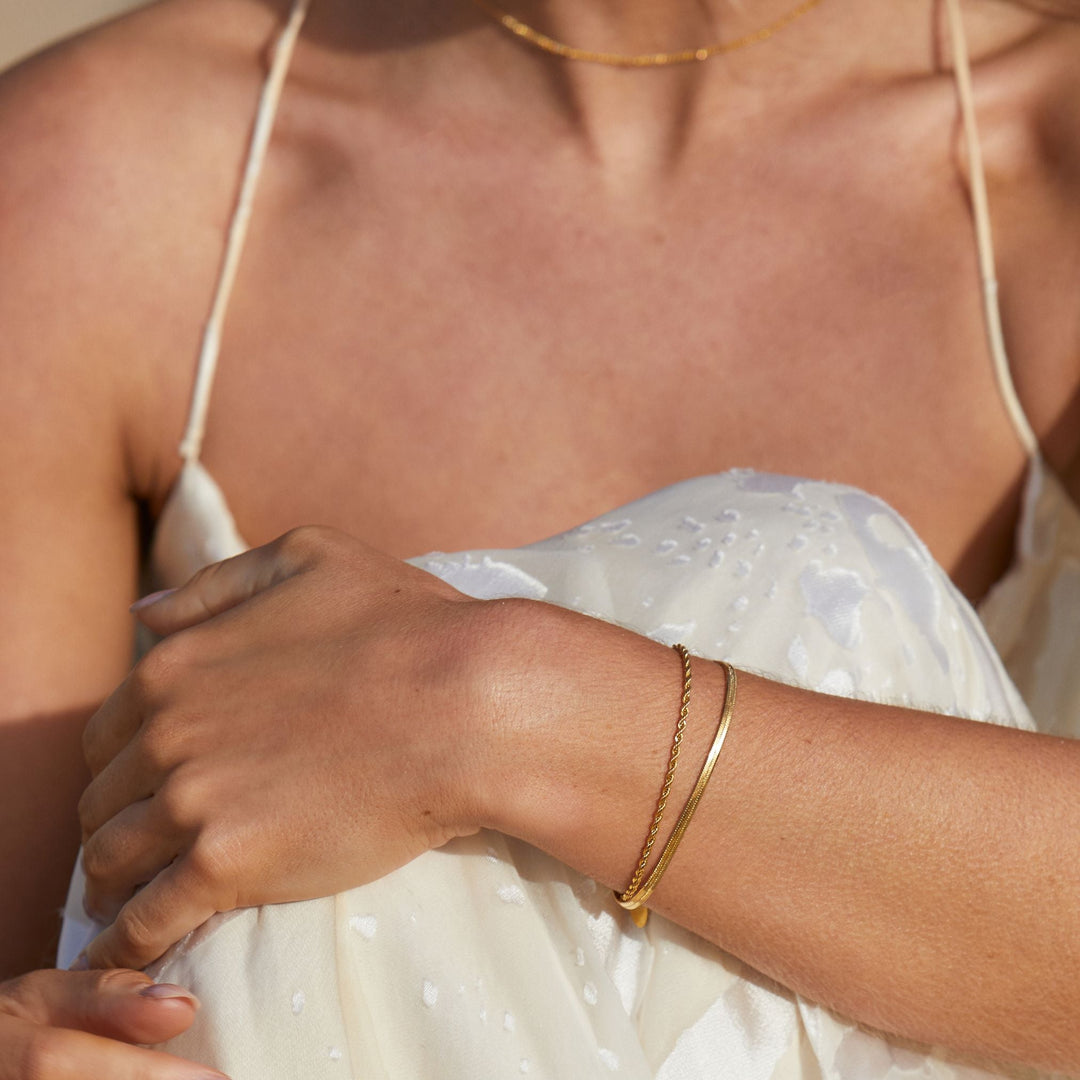 Doppellagiges Damenarmband Gold, Fischgrät & Seilkette aus wasserfestem Edelstahl, modern & elegant.