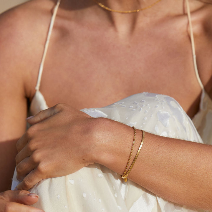 Doppellagiges Damenarmband Gold, Fischgrät & Seilkette aus wasserfestem Edelstahl, modern & elegant.