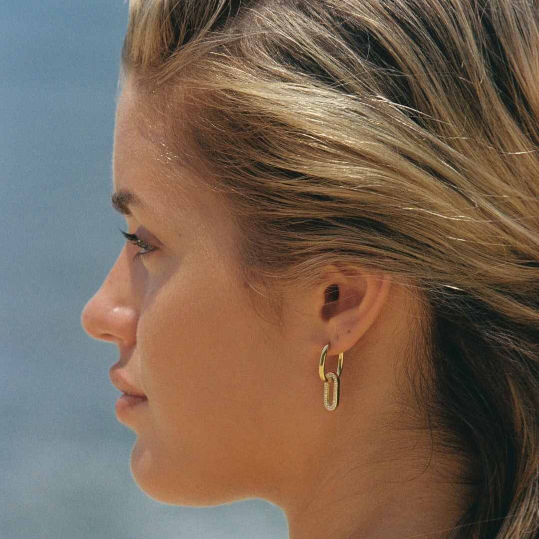 Elegante goldene Edelstahl Doppel Creolen mit funkelnden Zirkonia. Wasserfeste & hypoallergene Damenschmuck Ohrringe.