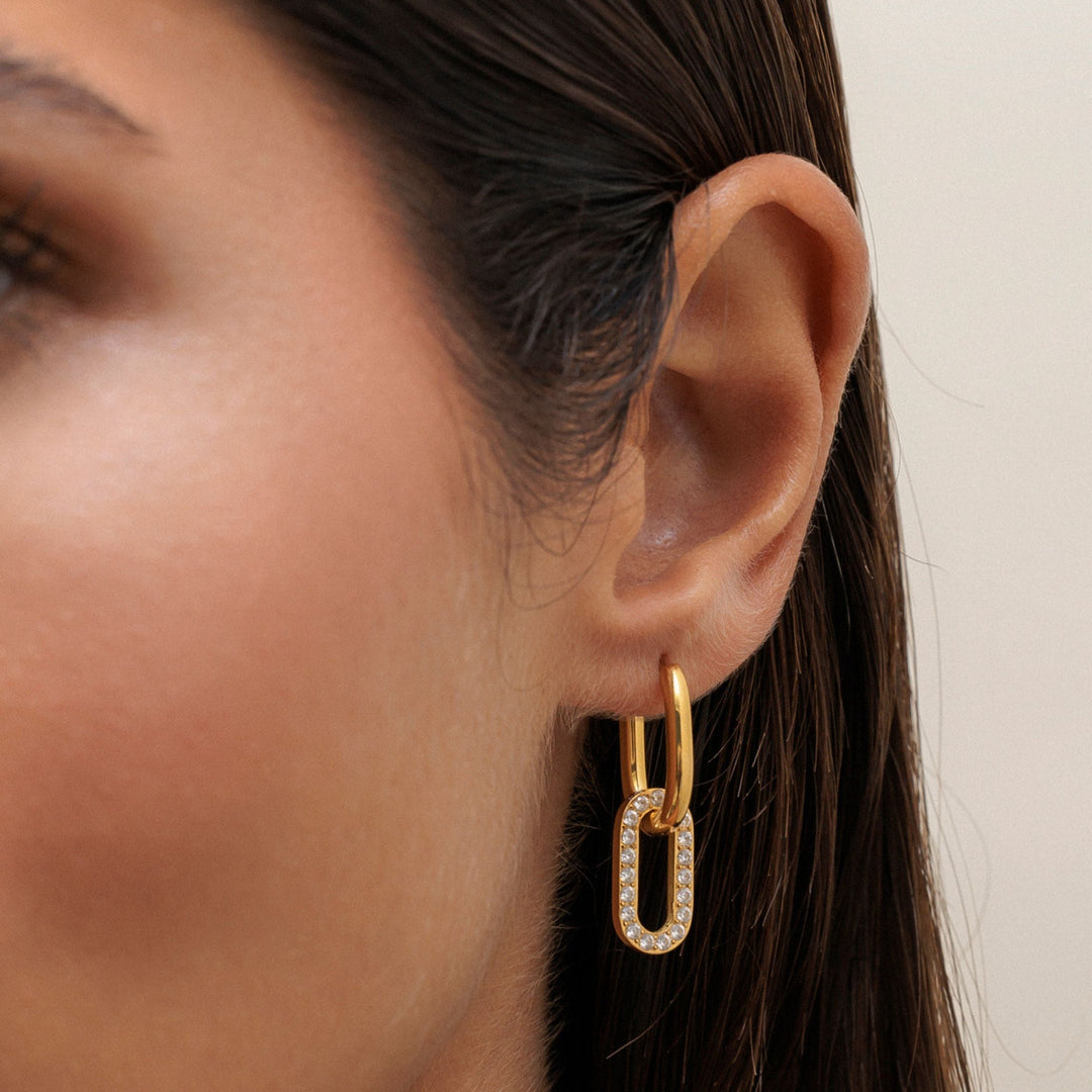 Goldene Doppel Creolen Ohrringe für Damen mit Zirkonia Steinen. Wasserfest & hypoallergener Edelstahlschmuck.