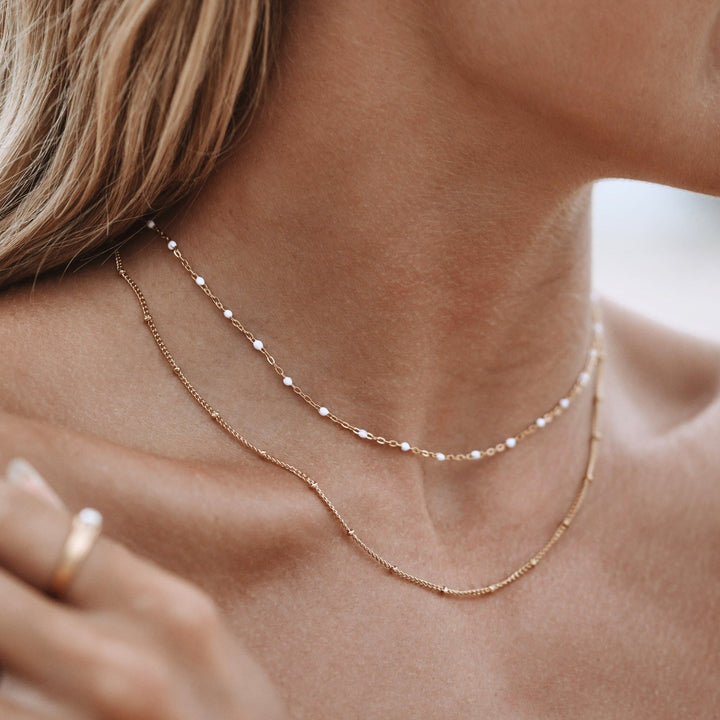 Eleganter Layering Choker für Damen, zweireihige Gold Emaille Halskette aus wasserfestem Edelstahl.