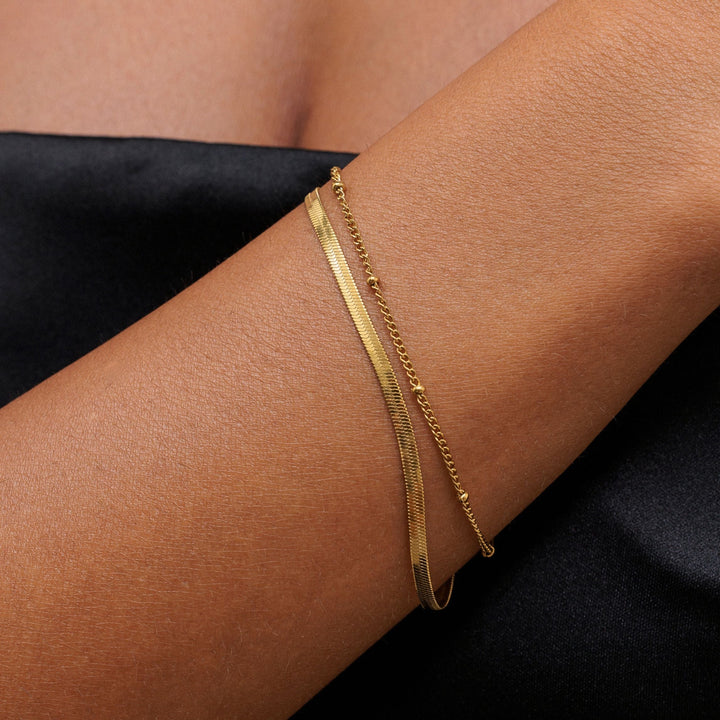 Damen Layering Armband Gold mit Herringbone Kette & Perlenkette. Verstellbarer wasserdichter Edelstahl Schmuck.