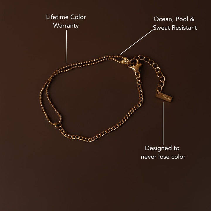 Damenarmband Gold & Silber, doppellagig, am Handgelenk. Wasserfester & hypoallergener Edelstahl Modeschmuck.