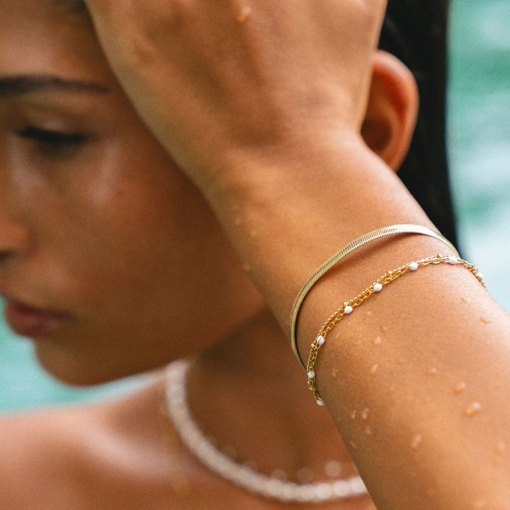Elegantes doppellagiges Damen Armband Gold/Silber, wasserfest & hautfreundlich, mit stilvollen Emaille Akzenten.