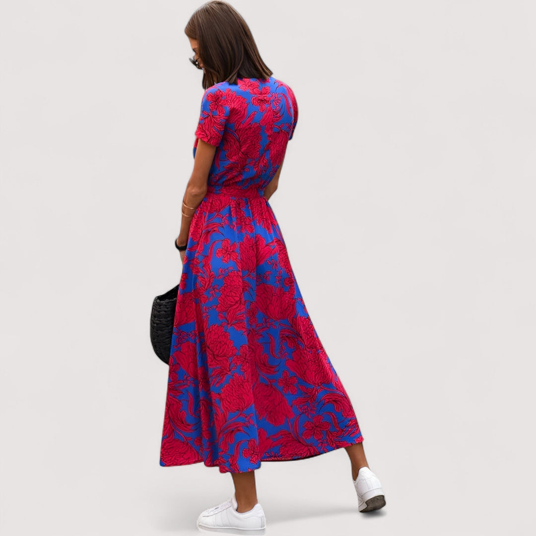 Rückansicht: Damen Wickelkleid mit Blumenmuster, schmeichelhaft geschnitten und ideal für warme Tage.