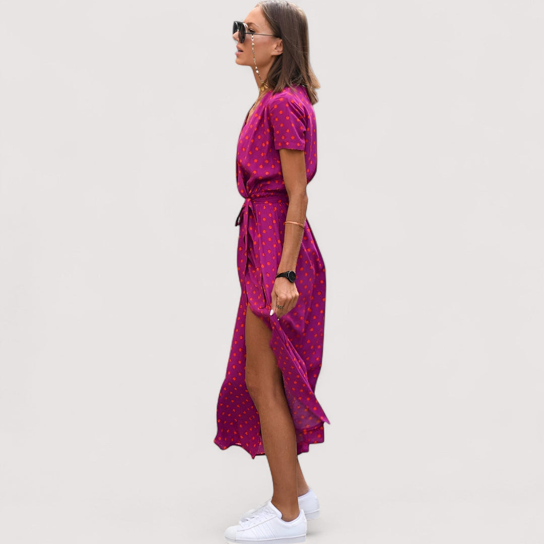 Fließendes Damen Wickelkleid mit Wickeldetail, Blumenmuster und kurzen Ärmeln, schmeichelhaft und stilvoll.