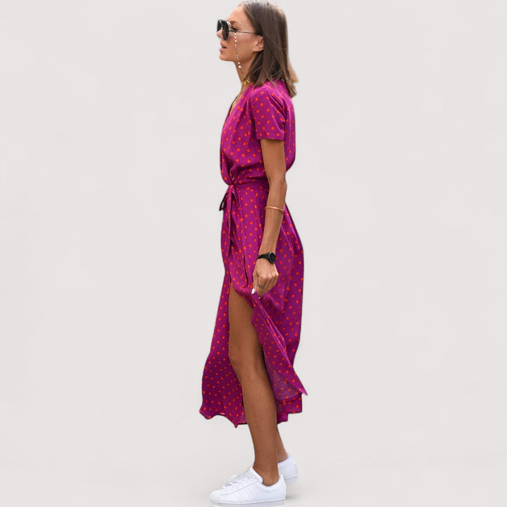 Fließendes Damen Wickelkleid mit Wickeldetail, Blumenmuster und kurzen Ärmeln, schmeichelhaft und stilvoll.