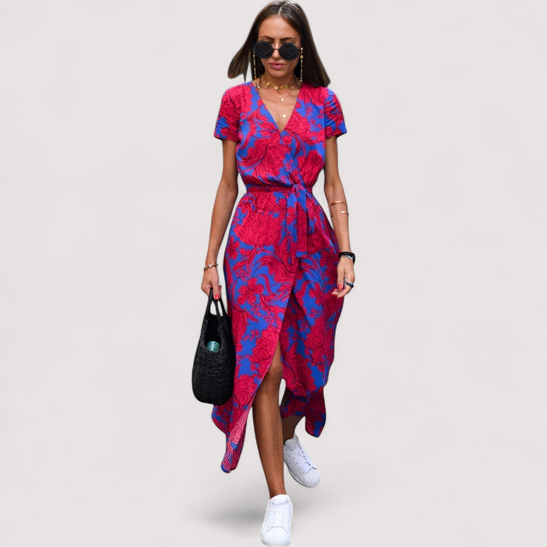 Model trägt elegantes Damen Wickelkleid mit Blumenmuster, Kurzarm, perfekt für Sommer und Frühling.