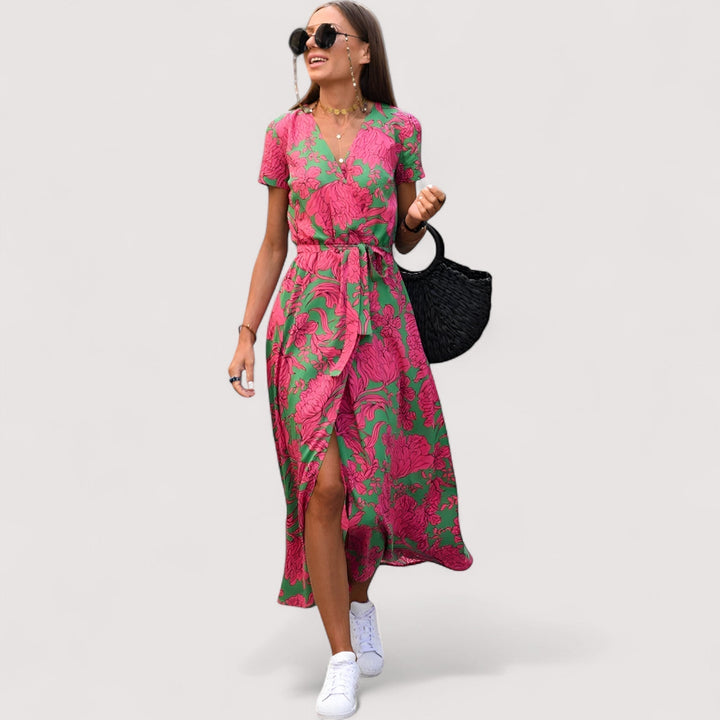 Detailansicht: Fließendes Damen Wickelkleid mit farbenfrohem Blumenmuster und taillierter Passform.