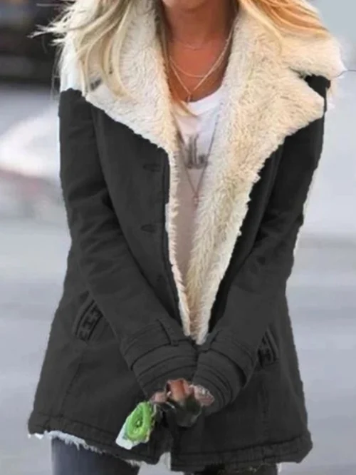 Rückenansicht: Eleganter Damen Wintermantel in luxuriösem Shearling-Look. Warmer, stilvoller Damenmantel.