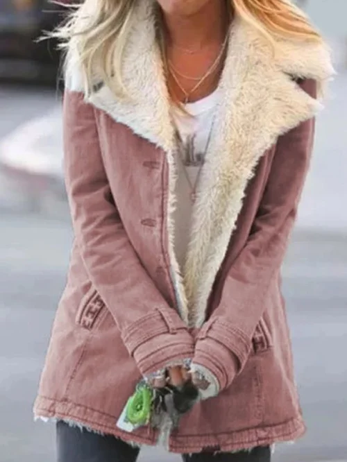 Detailaufnahme: Luxuriöser Damen Wintermantel im Shearling-Look. Weiche Textur, elegante Winterbekleidung.
