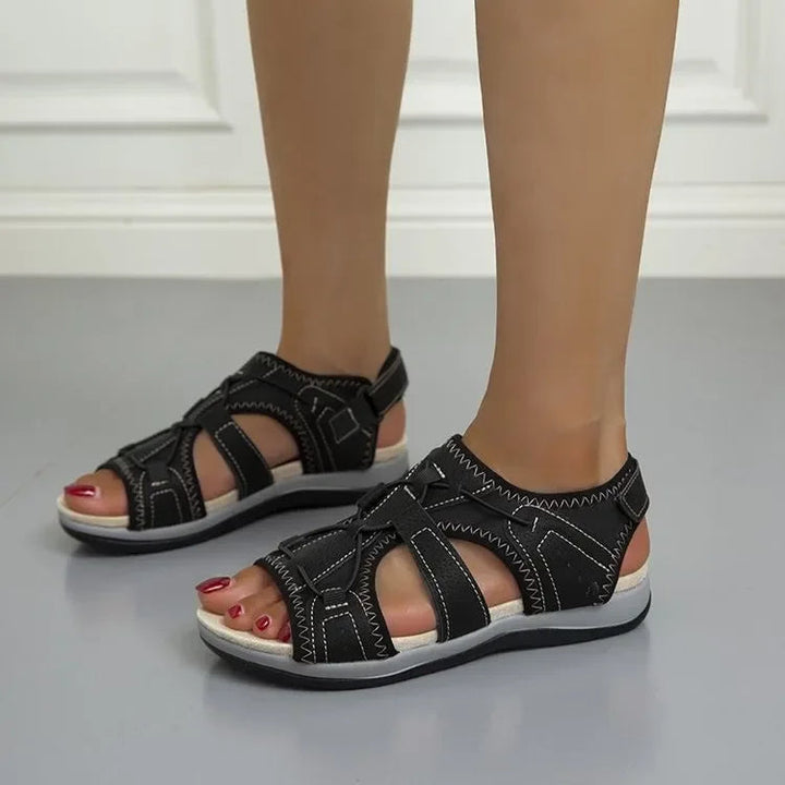 Ergonomische Damen Sandalen mit optimierter Fußgewölbeunterstützung für lange Tage im Freien.