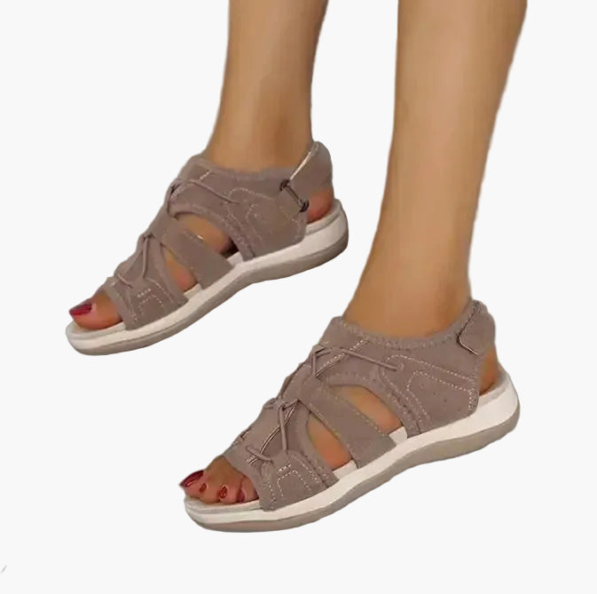 Nahaufnahme der rutschfesten Sohle der Outdoor Damen Sandalen, bietet sicheren Halt beim Wandern.