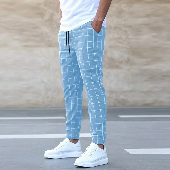 Herren Jogginghose mit modernem Karomuster in schmal zulaufendem Schnitt, ideal für Freizeit & Alltag.