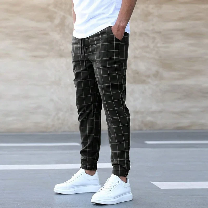 Komfortable Herren Karomuster Jogginghose im Slim Fit, vielseitig für Freizeit und lässige Herrenmode.