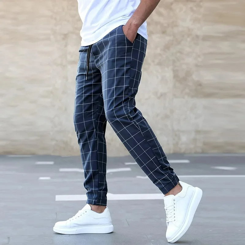 Moderne Herren-Jogginghose, schmal zulaufend (Tapered Fit) mit stilvollem Karomuster. Sportlich-eleganter Look.