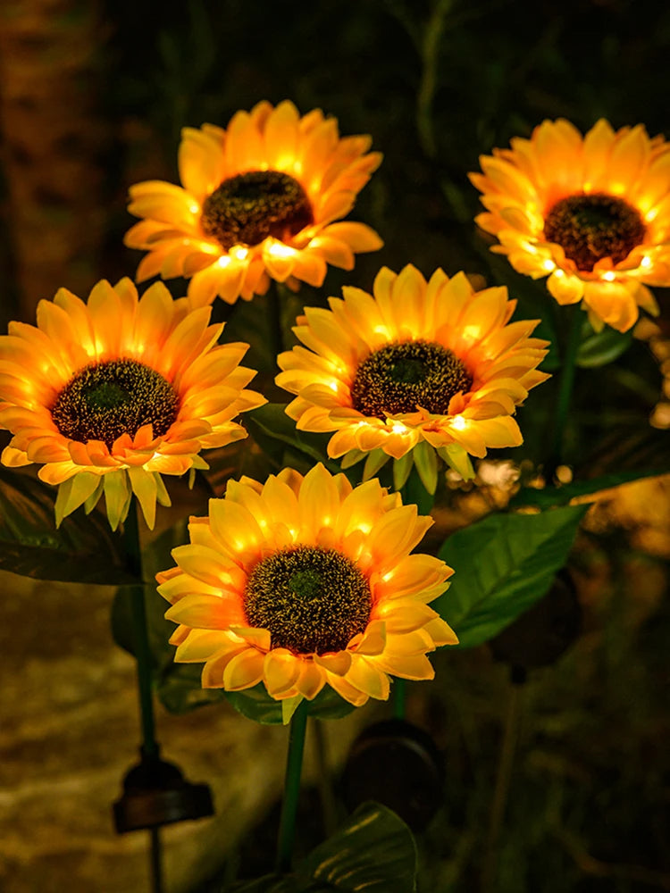 Solare LED-Gartenlampe als Sonnenblume. Bringt warmes Licht und Farbe in Ihren Außenbereich.