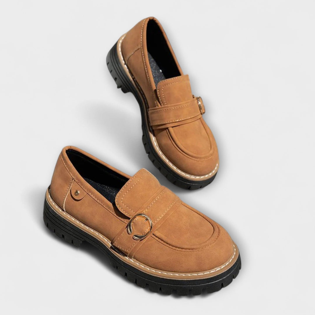 Beige Damen Slipper von oben: modische & bequeme Freizeitschuhe, ideal für Sommer & entspannten Alltag.