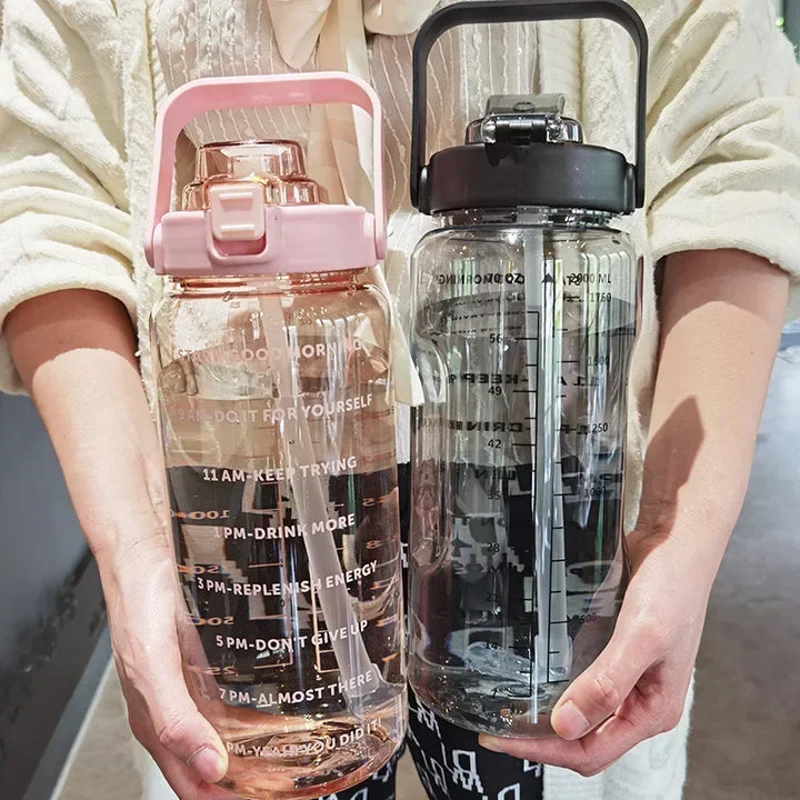BPA-freie 2L Fitnessflasche mit Strohhalm & Zeitmarkierung, ideal für Sport & tägliche Hydration.